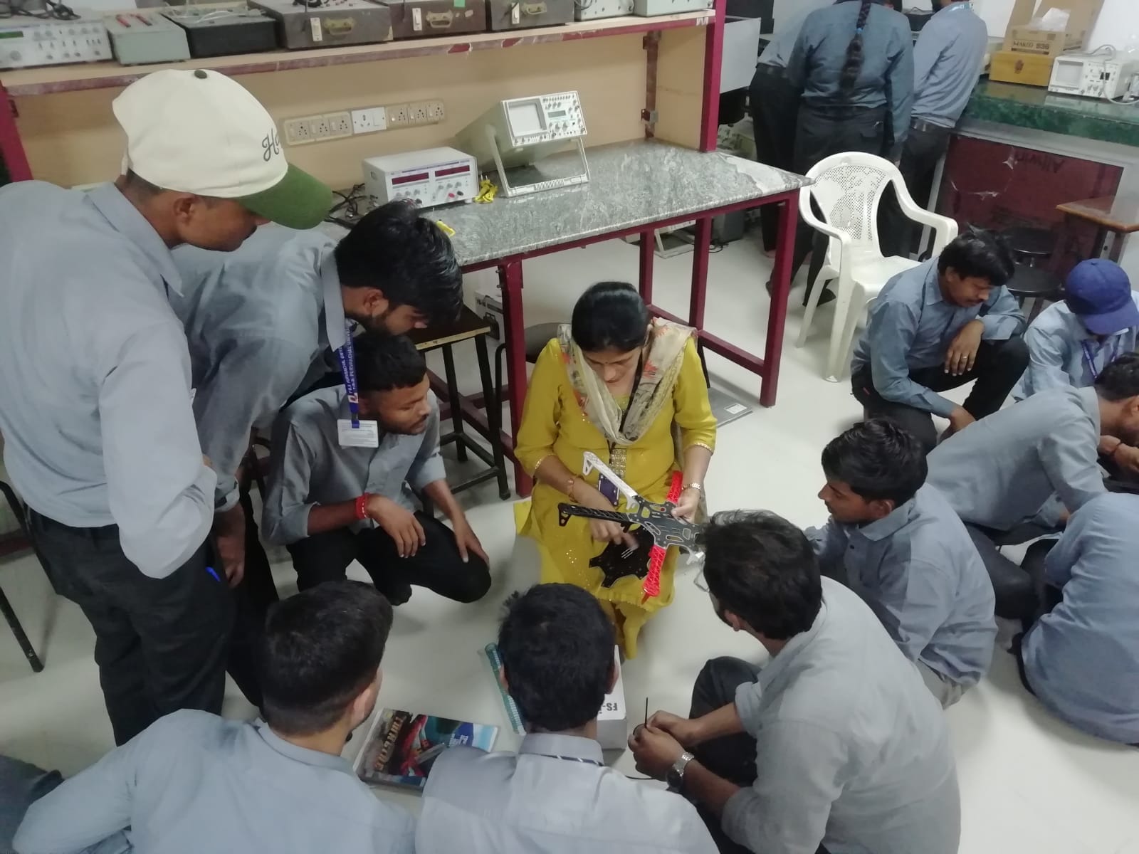 पूर्वांचल विश्वविद्यालय में ड्रोन बूटकैंप के दौरान ड्रोन के विभिन्न उपकरणों और उनके संयोजन की ज