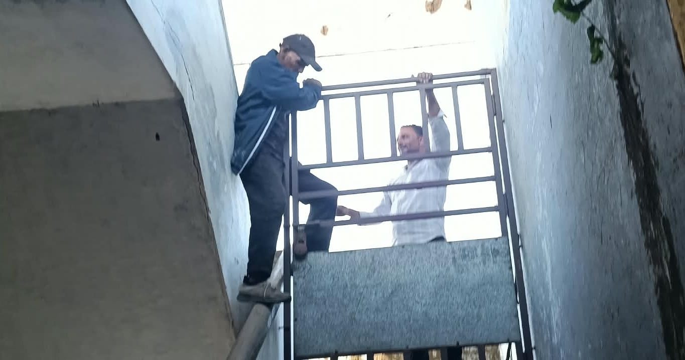 रोडवेज भवन की छत पर चढ़े युवक को उतारते रोडवेज कर्मी