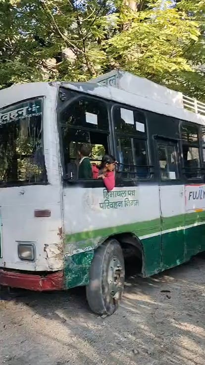 रामपुर के किनफी में मंगलवार सुबह स्टार्ट नहीं हुई निगम की बस, यात्री परेशान। स्रोत : जागरूक पाठ
