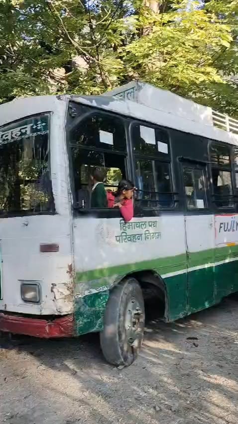 रामपुर के किनफी में मंगलवार सुबह स्टार्ट नहीं हुई निगम की बस, यात्री परेशान। स्रोत : जागरूक पाठ