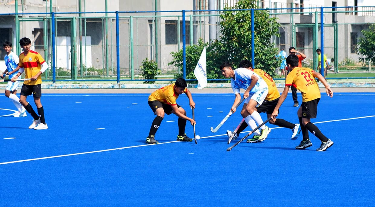 Quarter-final matches conclude; 10 teams in the semi-finals.