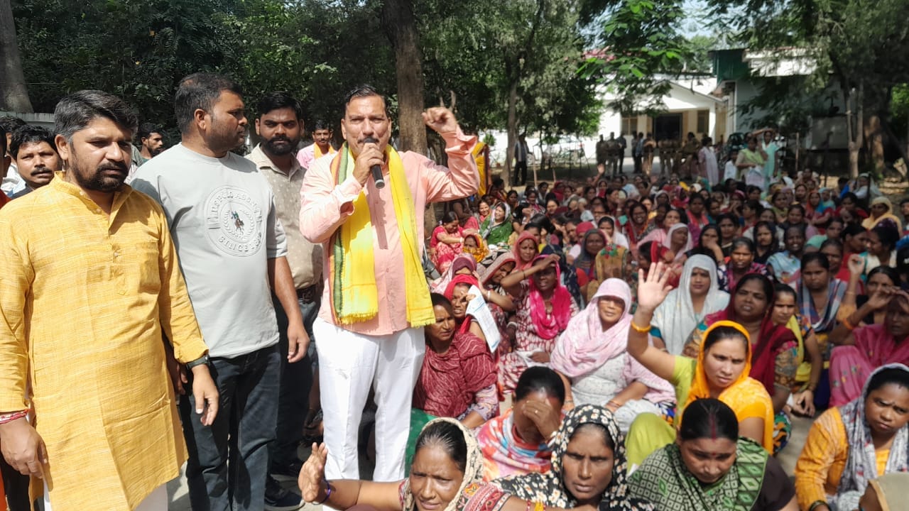 रुद्रपुर के उप श्रमायुक्त कार्यालय में धरने पर बैठी महिलाएं और अन्य