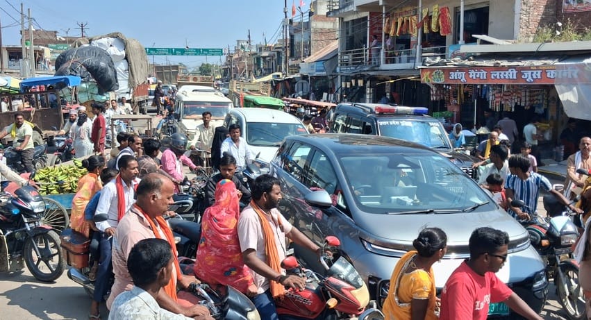 रेउसा में जाम के बीच फंसे वाहन।