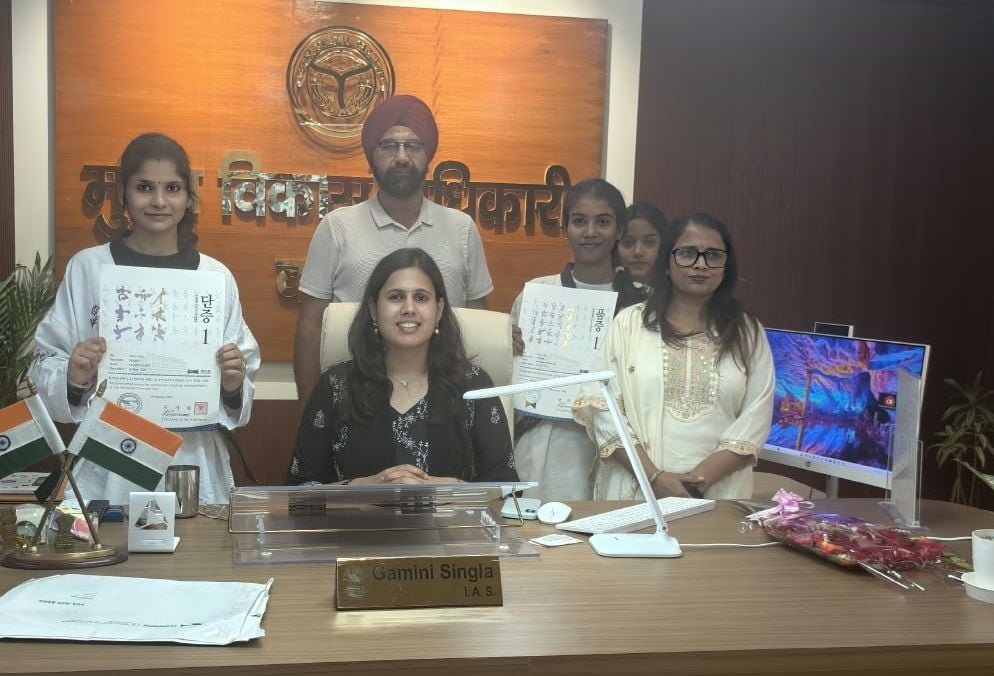 Budaun News: सीडीओ ने खिलाड़ियों को ब्लैक बेल्ट पहनाकर किया सम्मानित