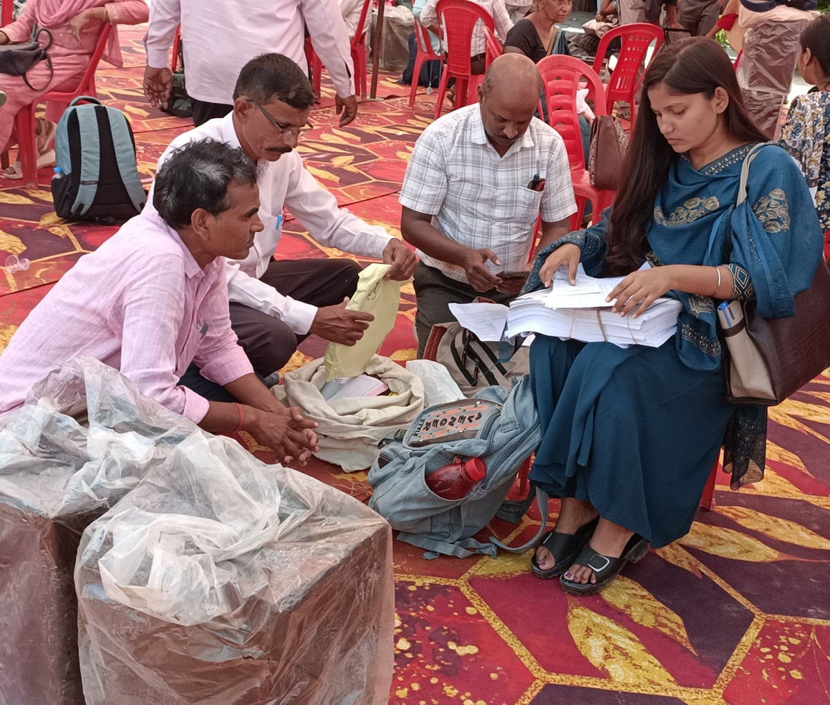 Raebareli News: बूथों पर पहुंची पार्टियां, कड़ी सुरक्षा में मतदान आज