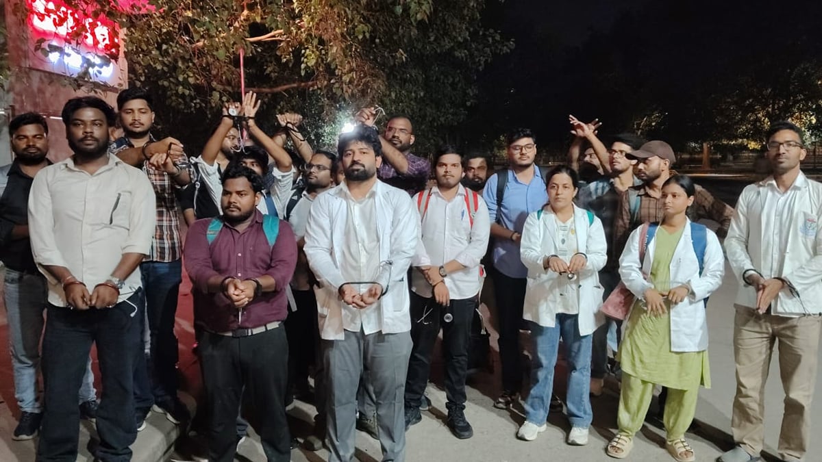 Mirzapur News: कार्य बहिष्कार कर सीएचसी-पीएचसी के 17 चिकित्सक भी हड़ताल पर
