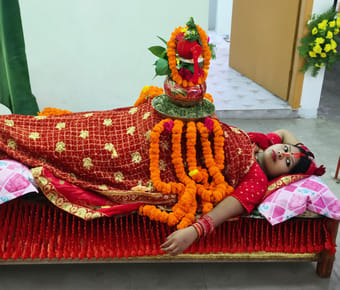 `rosra-madhumala-worships-goddess-durga-lying-on-bed-of-2516-nails-after-dream`
