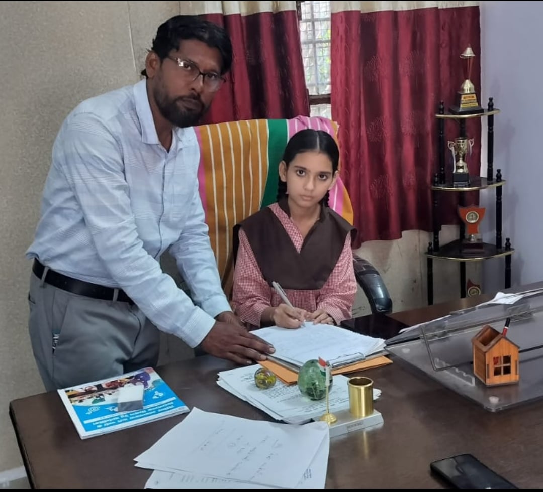 Meerut News: सरूरपुर में आराध्या बनीं एक दिन की खंड शिक्षा अधिकारी