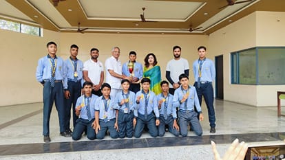 सरूरपुर। वॉलीवाल प्रतियोगिता में ट्राफी जीतने के बाद कदम पब्लिक स्कूल की टीम। स्वयं