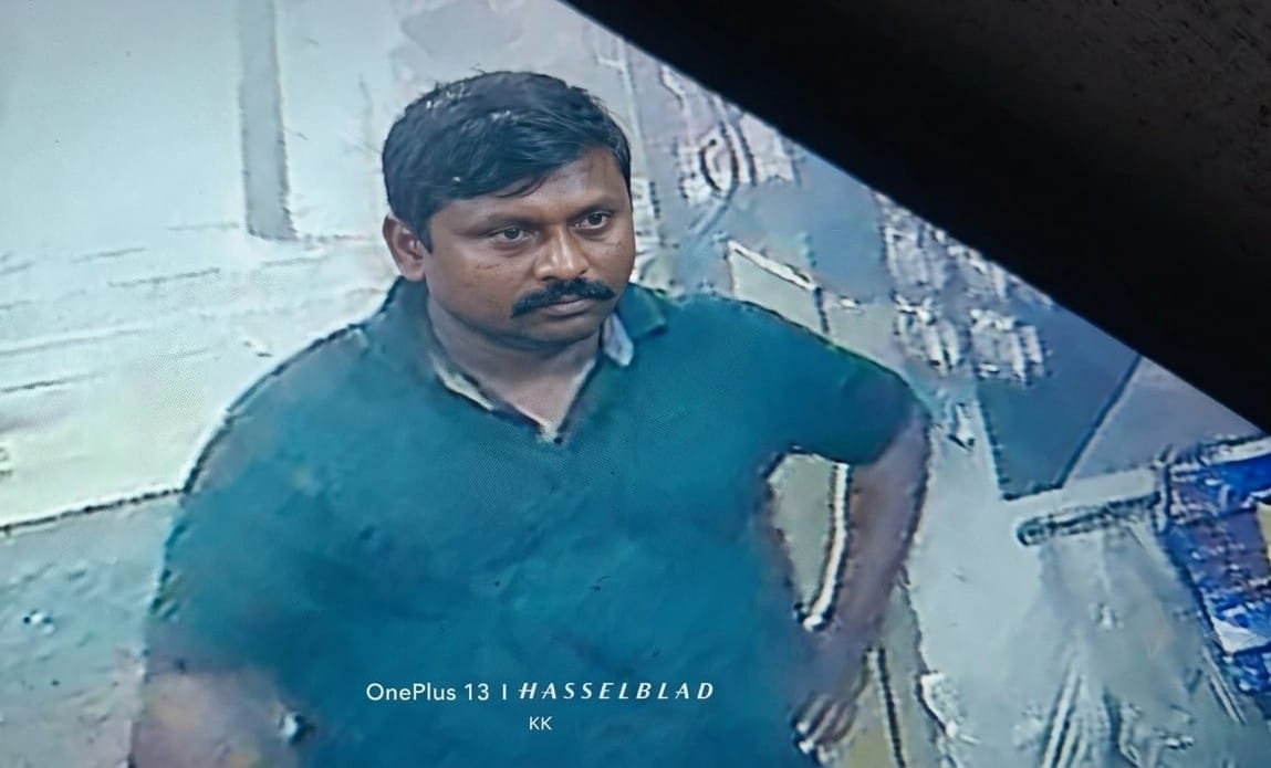 सीसीटीवी फुटेज में कैद हुआ ठग। स्रोत दुकानदार