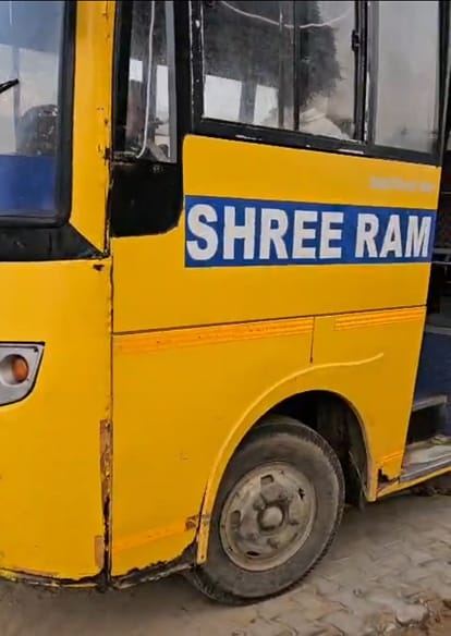 स्टीयरिंग रॉड टूटने के बाद चैहड़ कला गांव में खड़ी स्कूली बस।