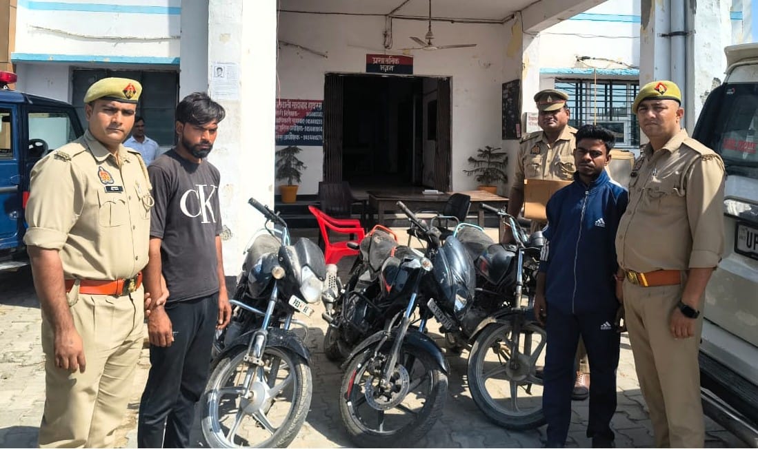 सादाबाद पुलिस की गिरफ्त में बाइक चोर।  स्रोत : पुलिस