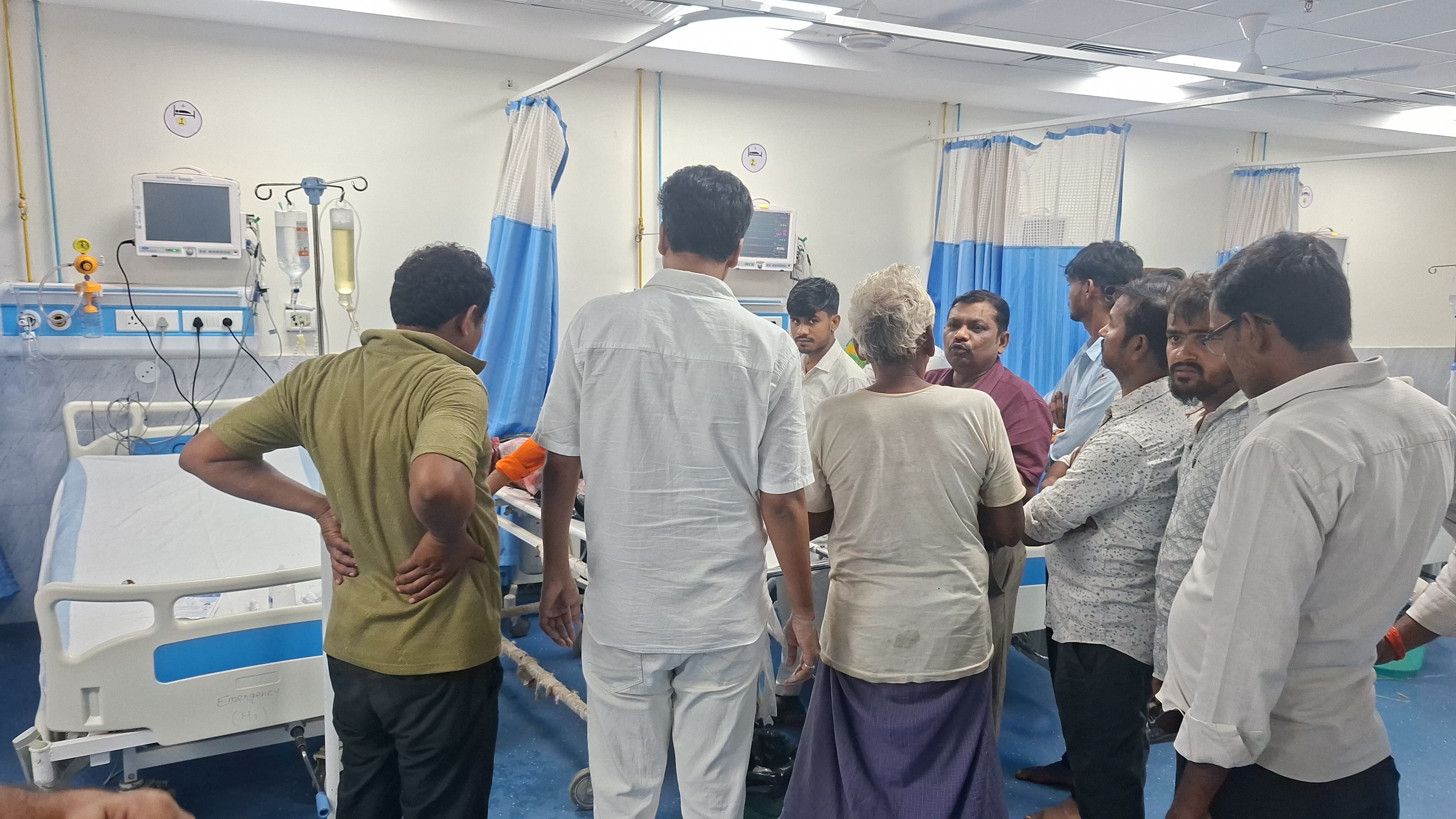 सदर अस्पताल में इलाजरत लोग