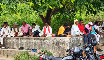 शाहगंज में महिला की हत्या के बाद पोस्टमॉर्टम हाउस पर मौजूद परिजन। स्त्रोत: जागरूक पाठक