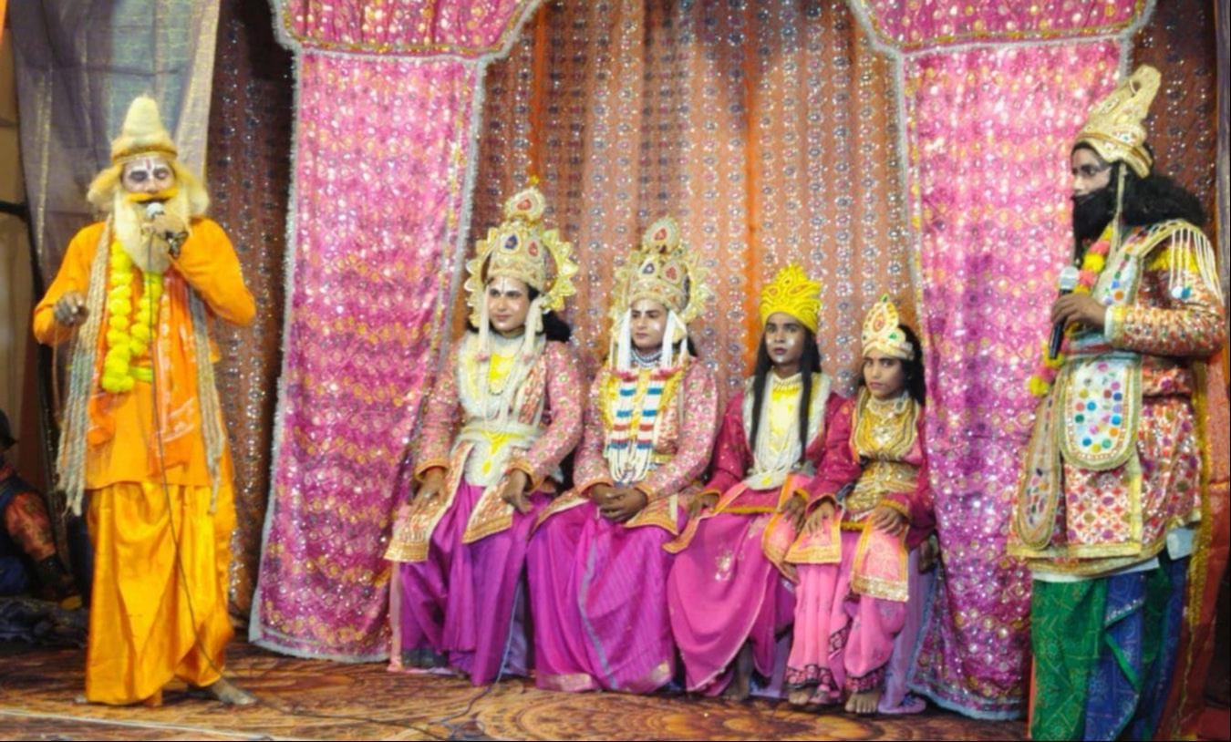 शहर के रामलीला मैदान में मंचन करते अयोध्या के कलाकार। स्रोत-समिति