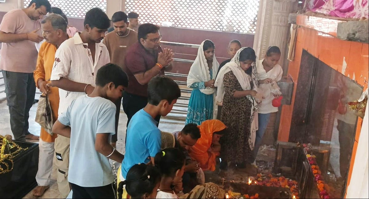 Pilibhit News: ब्रह्मचारिणी देवी की पूजा-अर्चना के लिए उमड़े श्रद्धालु, महिलाओं ने किए देवी भजन