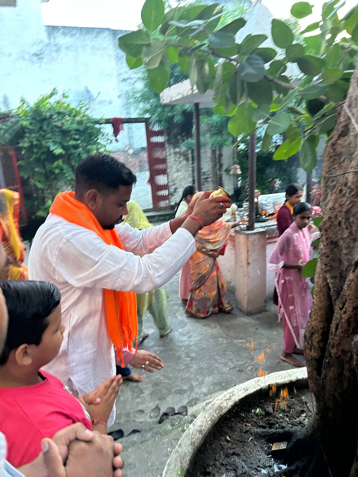 Meerut News: शिव बूढ़ा मंदिर में हनुमान को चढ़ाया गया चोला