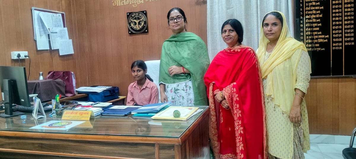 Noida News: मिशन शक्ति -
छात्रा संजना बनीं एक दिन की डायट प्राचार्य