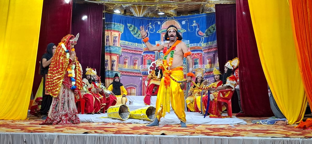 Meerut News: राम वनगमन का मंचन देख भावुक हुए श्रद्धालु, सीता-लक्ष्मण ने भी चुना वनवास का मार्ग