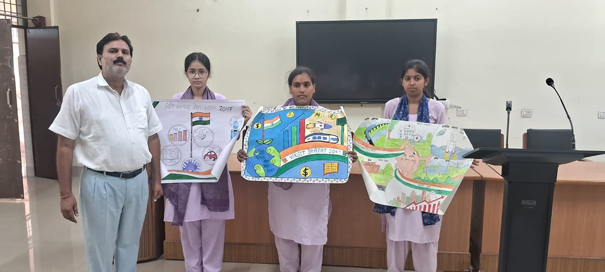 Meerut News: पोस्टर में छात्राओं ने दिखाई विकसित भारत 2047 की कल्पना
