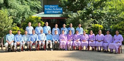 दत्तनगर स्कूल में नए ड्रेस कोड में नजर आए शिक्षक। स्रोत : स्कूल प्रबंधन