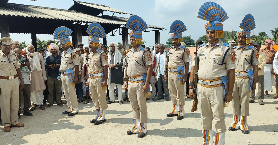 Ballia News: तिरंगे में लिपटे जवान को देख नम हुईं आंखें, राजकीय सम्मान के साथ अंतिम विदाई