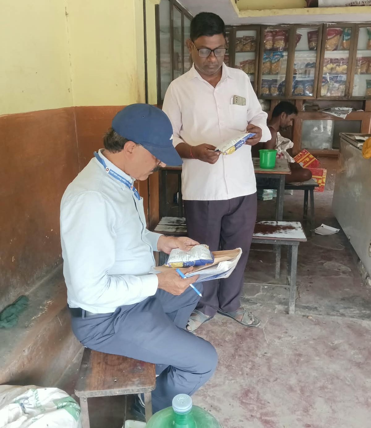 Bhadohi News: 12 दुकानों पर पहुंची बाटमाप विभाग टीम, दो में मिली कमी