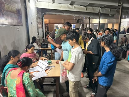 आरकेएसडी स्कूल में रजिस्ट्रेशन करवाते बॉक्सिंग चैंपियनशिप में भाग लेने वाले खिलाड़ी। कोच
