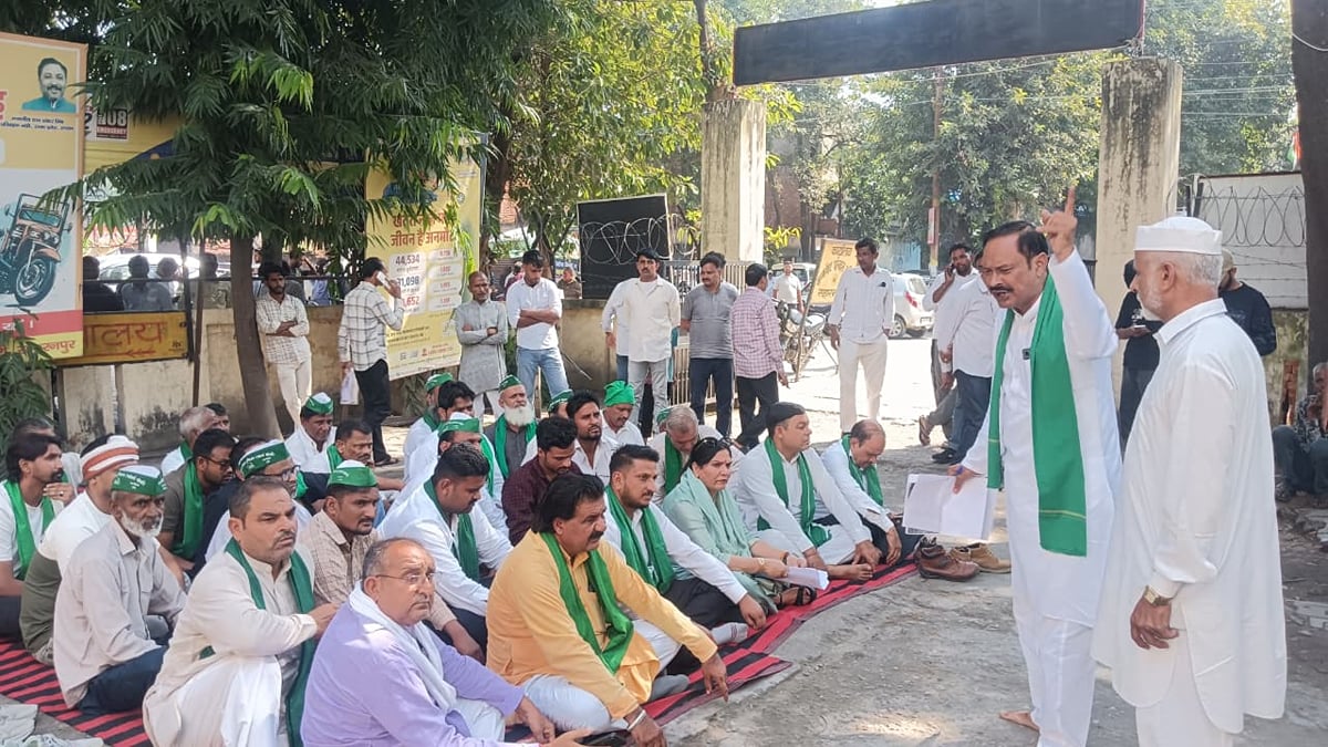 Saharanpur News: आरटीओ कार्यालय में दलालों के जरिए वसूली का आरोप, दिया धरना