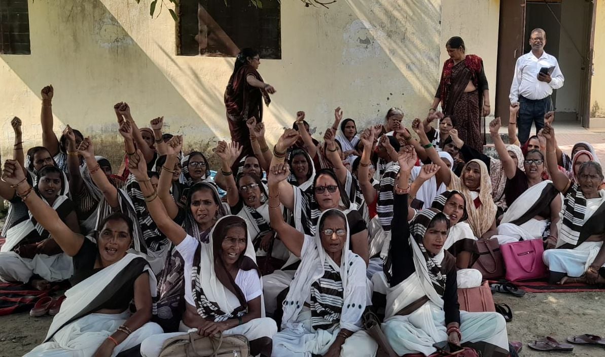 Budaun News: आशा संगिनी ने मांगों को लेकर सीएमओ कार्यालय में बुलंद की आवाज