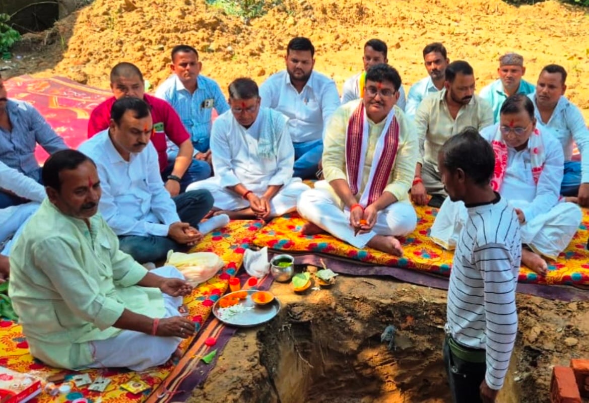 Basti News: ब्लॉक परिसर में आवासीय भवन का शिलान्यास
