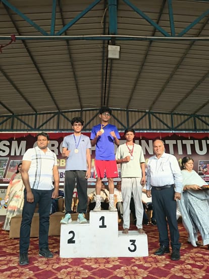 अंबाला छावनी के द एसडी विद्या के अभिषेक प्रतियोगिता के दौरान पदक दिखाते हुए। प्रवक्ता