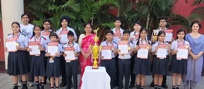 अंबाला सिटी के एमएमआईएस सद्दोपुर में प्राचार्य संग मौजूद विजेता बच्चे। प्रवक्ता