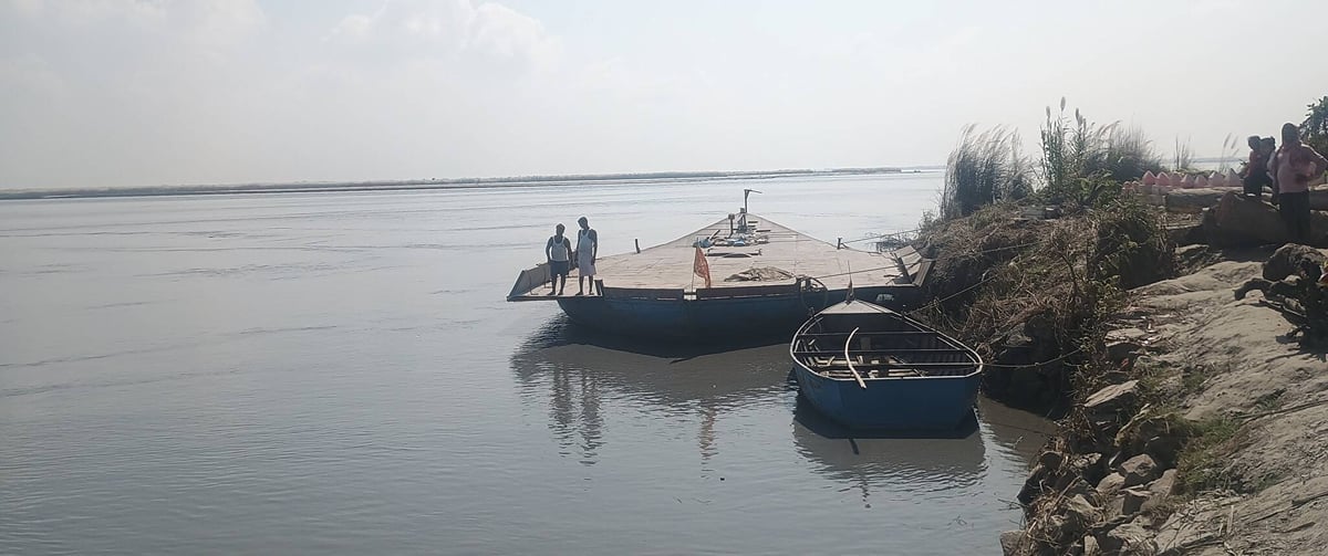 Kushinagar News: नेपाल में भूस्खलन के बाद काली पड़ी नारायणी नदी, किनारे पर पहुंच रहीं मछलियां