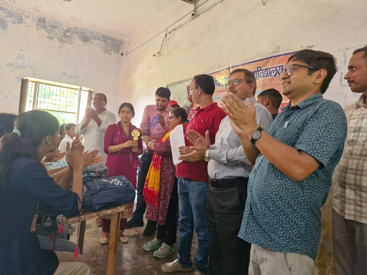 Ballia News: सेवा संकल्प अभियान में आयुषी पांडेय ने मारी बाजी, पूनम वर्मा दूसरे स्थान पर