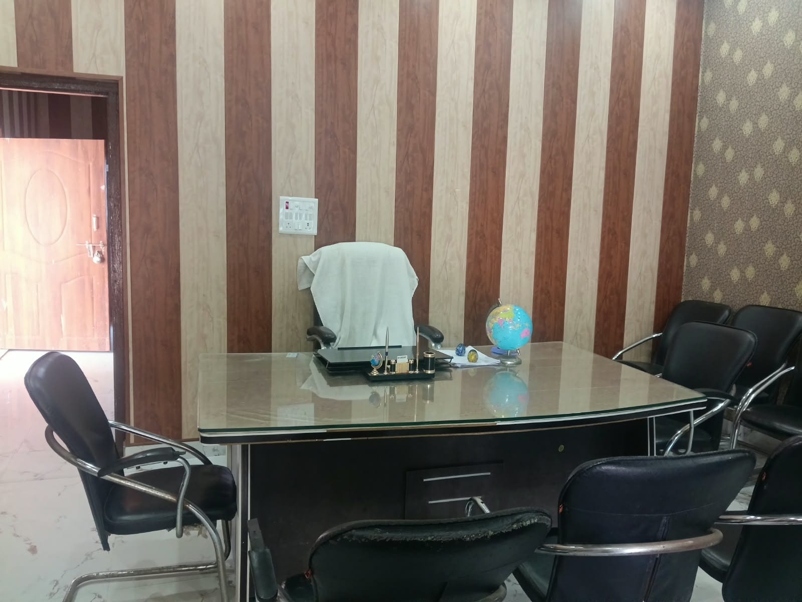 अमर उजाला लाइव:- समय: 10.25 बजे- नगरा ब्लॉक परिसर में खाली पड़ी बीडीओ की कुर्सी। संवाद