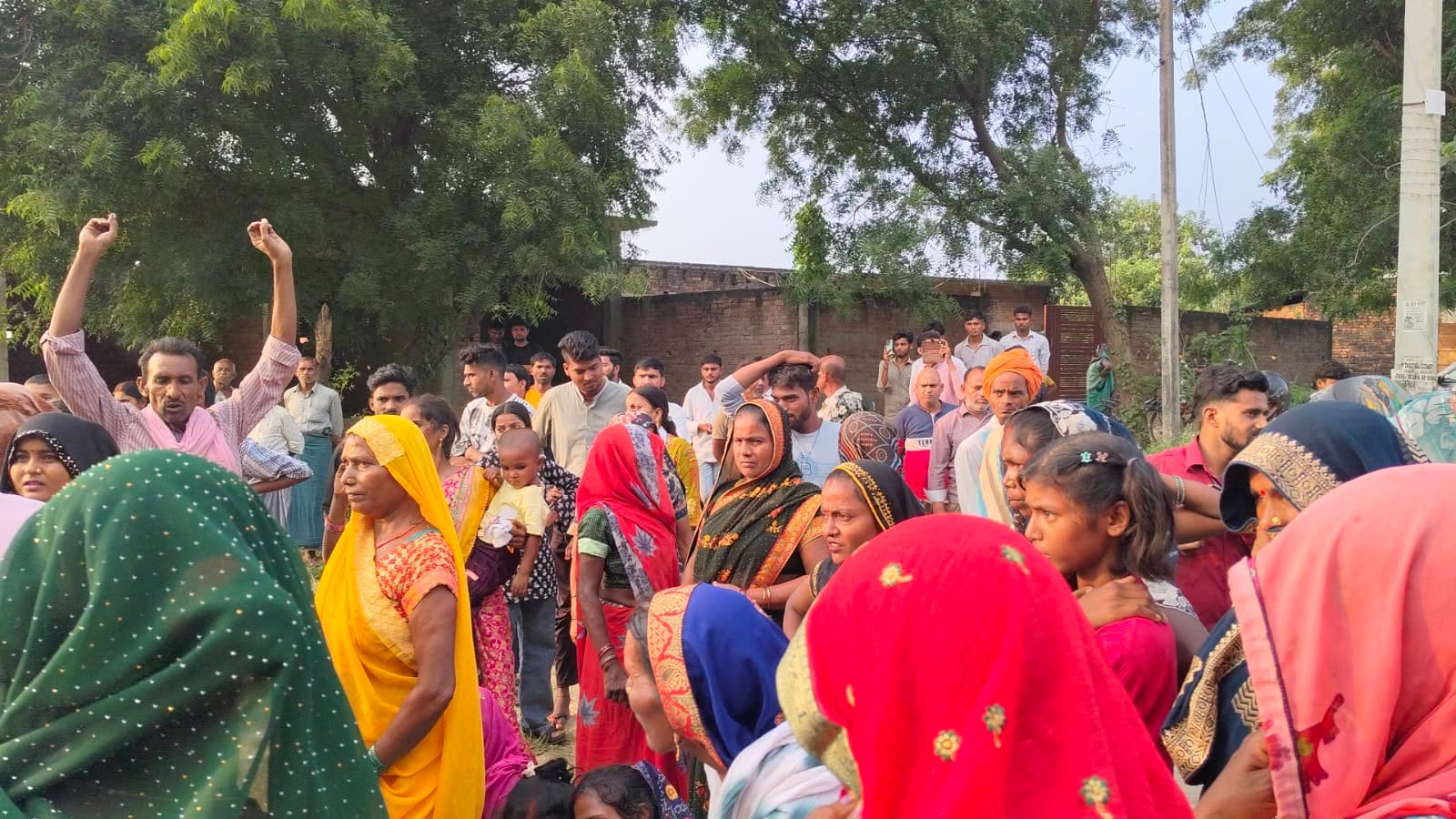 असरावल तिल्हापुर मार्ग पर सड़क जाम कर हंगामा करते पीड़ित परिजन। संवाद