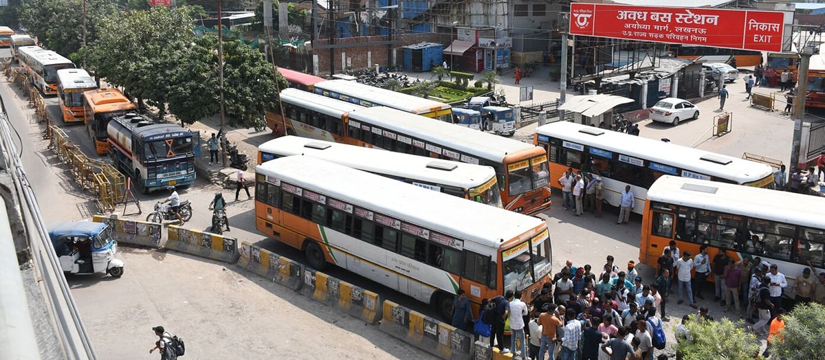 Lucknow News: तीन घंटे तक बसें ठप, दो हजार यात्री बेबस