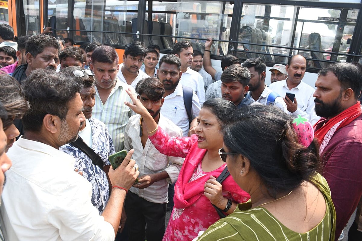अवध बस अड्डा : तीन घंटे तक परेशान होते रहे यात्री