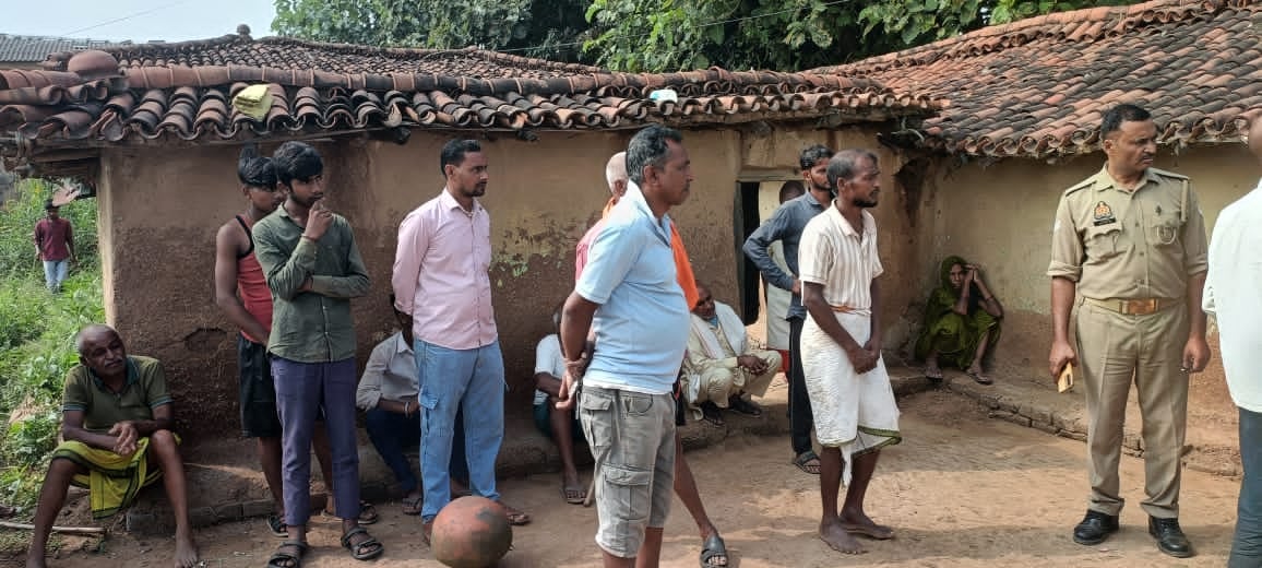 Sonebhadra News: चारपाई पर मिला वृद्ध का शव, बड़े बेटे ने छोटे भाई पर लगाया हत्या का आरोप