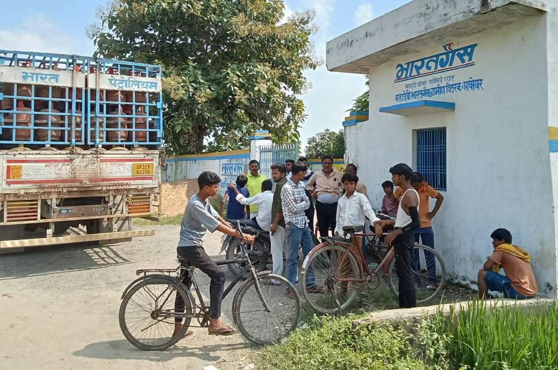 Chandauli News: गोदाम से 140 सिलिंडर चोरी, पुलिस की गश्त पर उठे सवाल