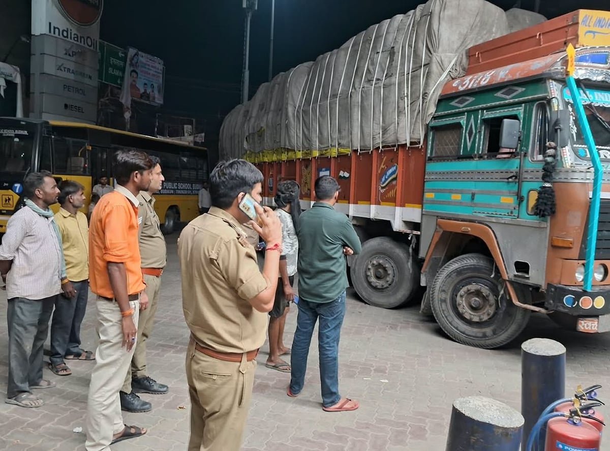 Budaun News: ट्रक की टक्कर से एक बाइक सवार की मौत, दो घायल