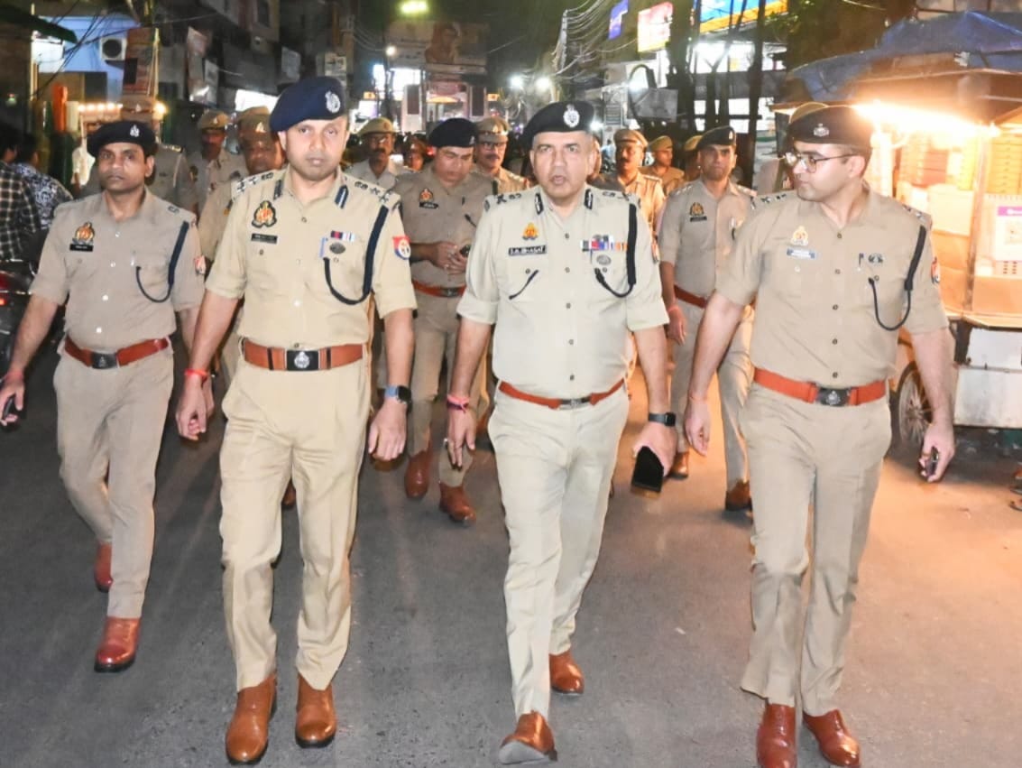 बाजार में भ्रमण करते एडीजी जोन एसके भगत,एसएसपी एवं अन्य अधिकारी। स्रोत पुलिस विभाग