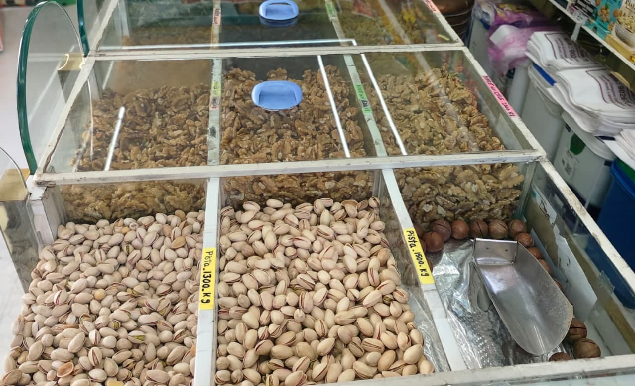 बाजार में दुकान पर रखे सूखे मेवे। संवाद