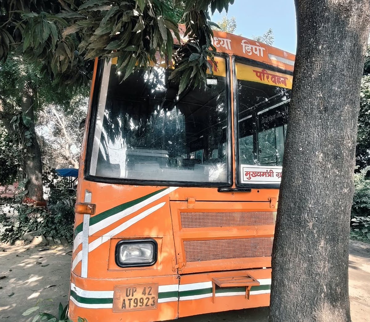Sultanpur News: गांव में खड़ी रोडवेज बस रात में गायब, एक किमी दूर मिली
