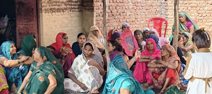 बिसौली के हत्सा गांव में शोक में डूबी महिलाएं। संवाद