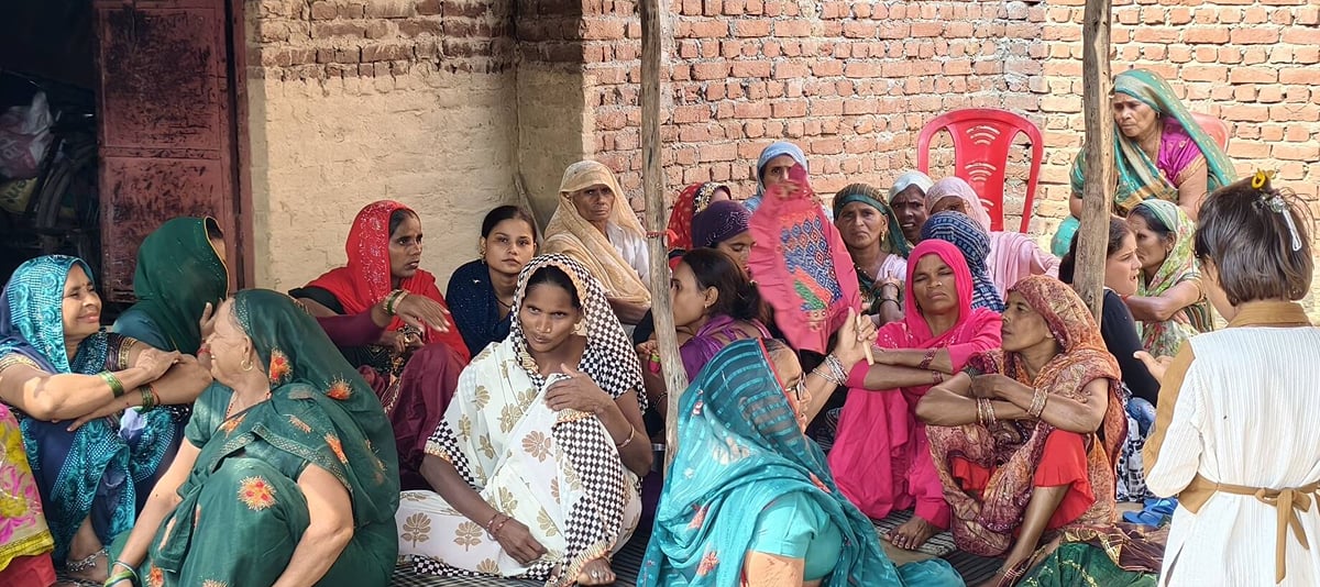 Budaun News: एक साथ जलीं तीन चिताएं, पूरे गांव में पसर गया मातम