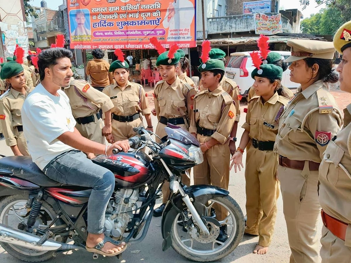 Agra News: एनसीसी कैडेट्स ने संभाली ट्रैफिक व्यवस्था, नियम तोड़ने वाले 23 वाहनों के चालान