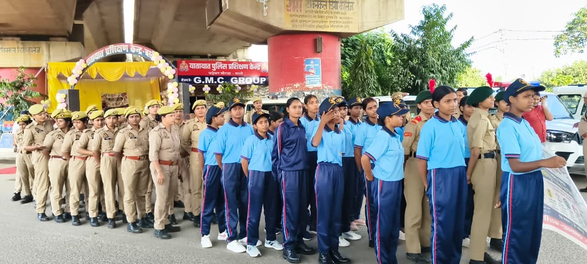 Basti News: बड़ेवन चौराहे पर महिला आरक्षी और एनसीसी कैडेट्स ने संभाली यातायात व्यवस्था