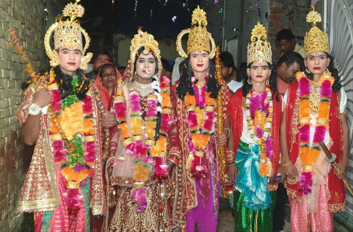 Shamli News: दिन में करते हैं काम, रात में निभाते हैं रामलीला के किरदार